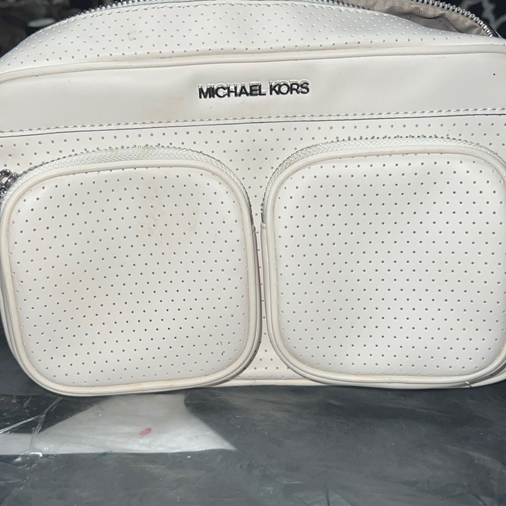 White Michaels kors crossbody purse in white